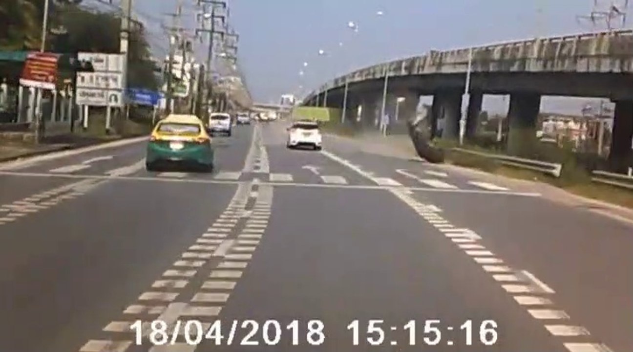 Ce conducteur va éviter de justesse un morceau de béton géant qui tombe du ciel