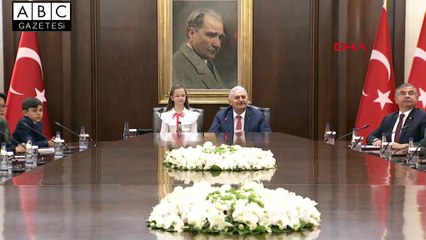 Başbakanın koltuğuna oturan Esma Didesu Taşyürek