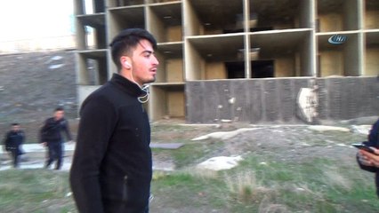 Fotoğraf çekmek için yüksek binanın tepesine çıkan genç, polisi alarma geçirdi