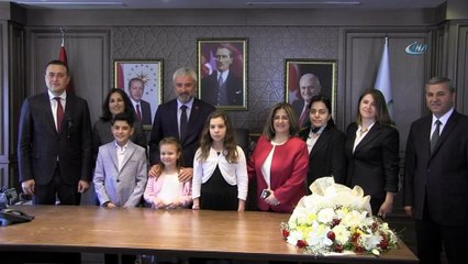 Temsili Başkan okuluna halı saha istedi