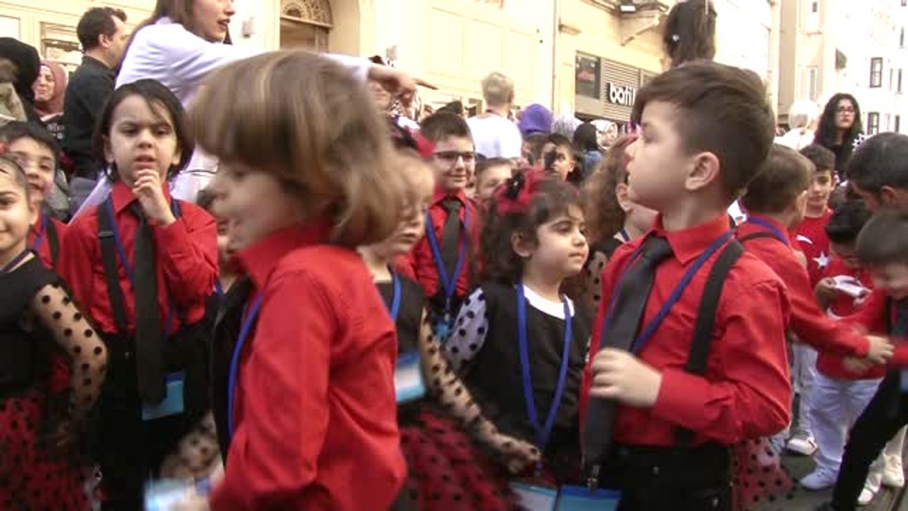 Taksim'de 23 Nisan Coşkusu