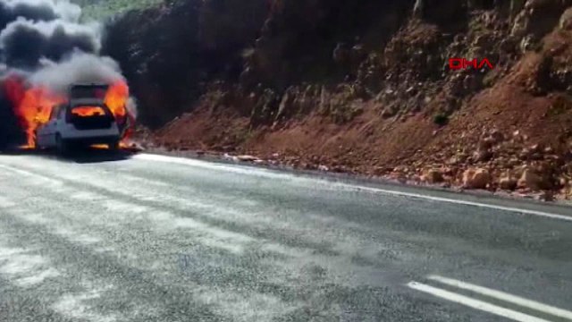 Seyir halindeki otomobil alev alev yandı
