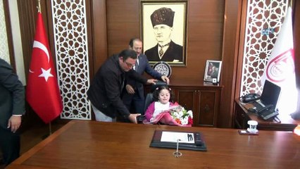 Vali koltuğu engelli öğrencinin