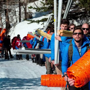 Migrants dans les Alpes: des membres de Génération identitaire bloquent le col de l'Echelle