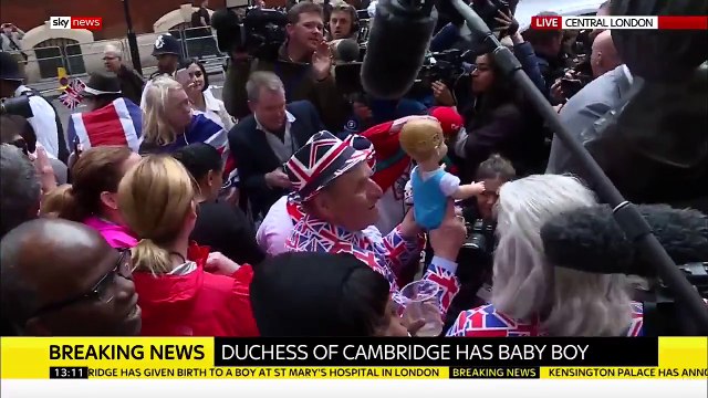 Le public présent devant la maternité où a accouché Kate Middleton célèbre la naissance du bébé royal - Regardez