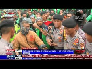 Massa Berhentikan Pengemudi Ojek Online untuk Ikut Unjuk Rasa