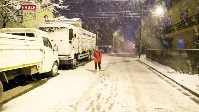 Sağlık ekipleri karla kaplı yolları açtı, hastanın imdadına yetişti