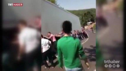 Rampada kalan tır, yoldan geçenlerin yardımı ile kurtarıldı