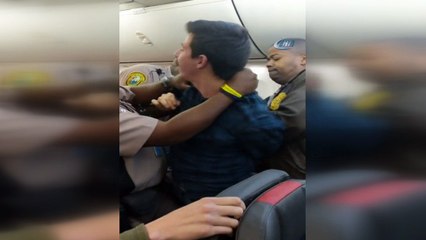 - Uçaktan İnmek İstemeyen Yolcuya Şok Tabancalı Müdahale