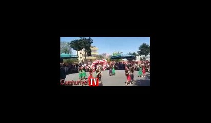 Kıyafetleri nedeniyle kız çocuklarının gösterisini yarıda kestiler