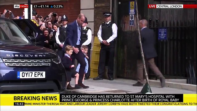 Regardez l'arrivée du prince George et de la princesse Charlotte accompagnés par le prince William à la maternité où a accouché Kate ce matin - VIDEO