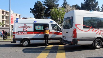 Yolcu indiren dolmuşa minibüs çarptı: 13 yaralı