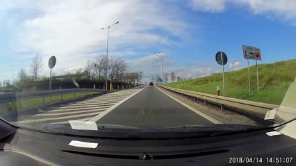 Un motard coupe la route à une voiture