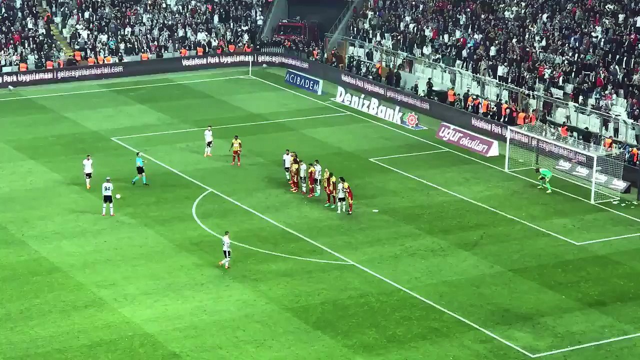 VÍDEO: Quaresma marca de pontapé livre