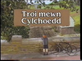Tenders and Turntables (Welsh) - Troi mewn Cylchoedd