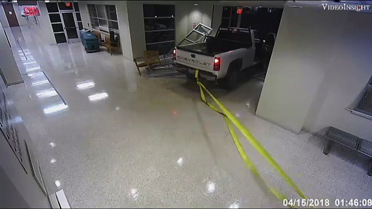 Ils foncent avec leur voiture dans la porte d'un tribunal et veulent voler un distributeur automatique !