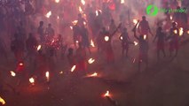 Un festival ou les gens se lancent des torches enflammées... Bizarre!