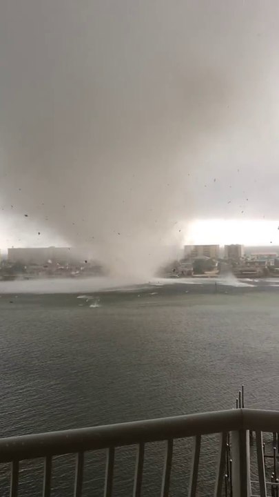 Il filme une énorme tornade d'eau en Floride - Waterspout impressionnante