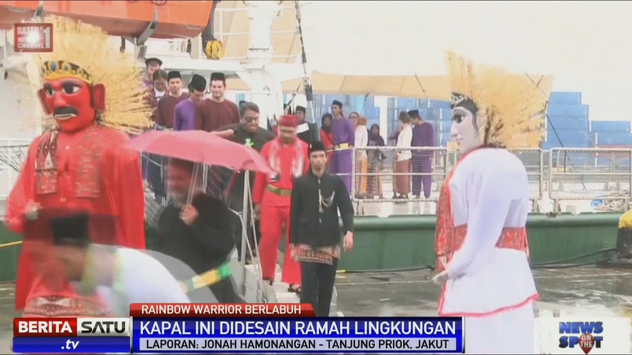Ondel-Ondel Sambut Kedatangan Kapal Bersejarah Greenpeace Rainbow Warrior