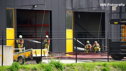 Grote brand bij Kors Hoogwerksystemen in Steenwijk