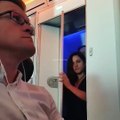 Un couple pris en flag dans les toilettes d'un avion