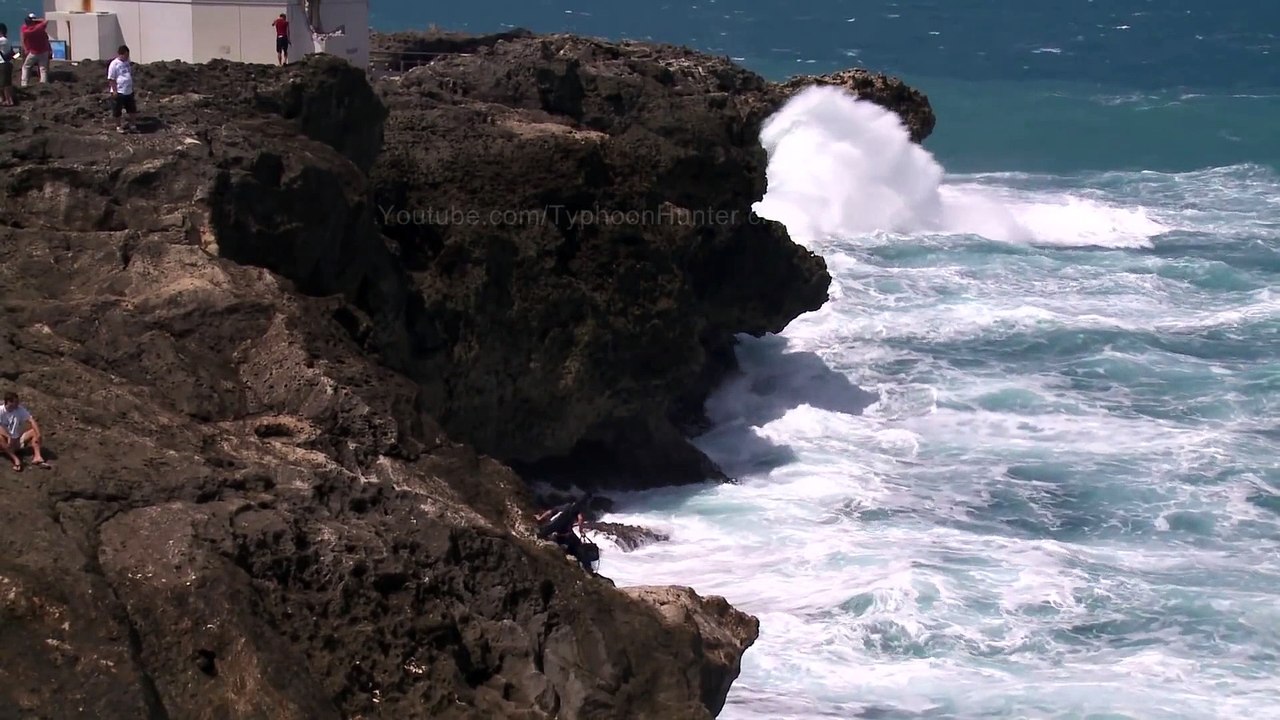 Cet homme sur une falaise se fait avaler par une vague énorme