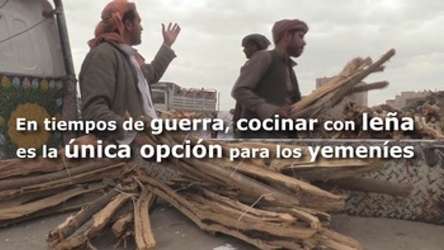 En tiempos de guerra, cocinar con leña es la única opción para los yemeníes