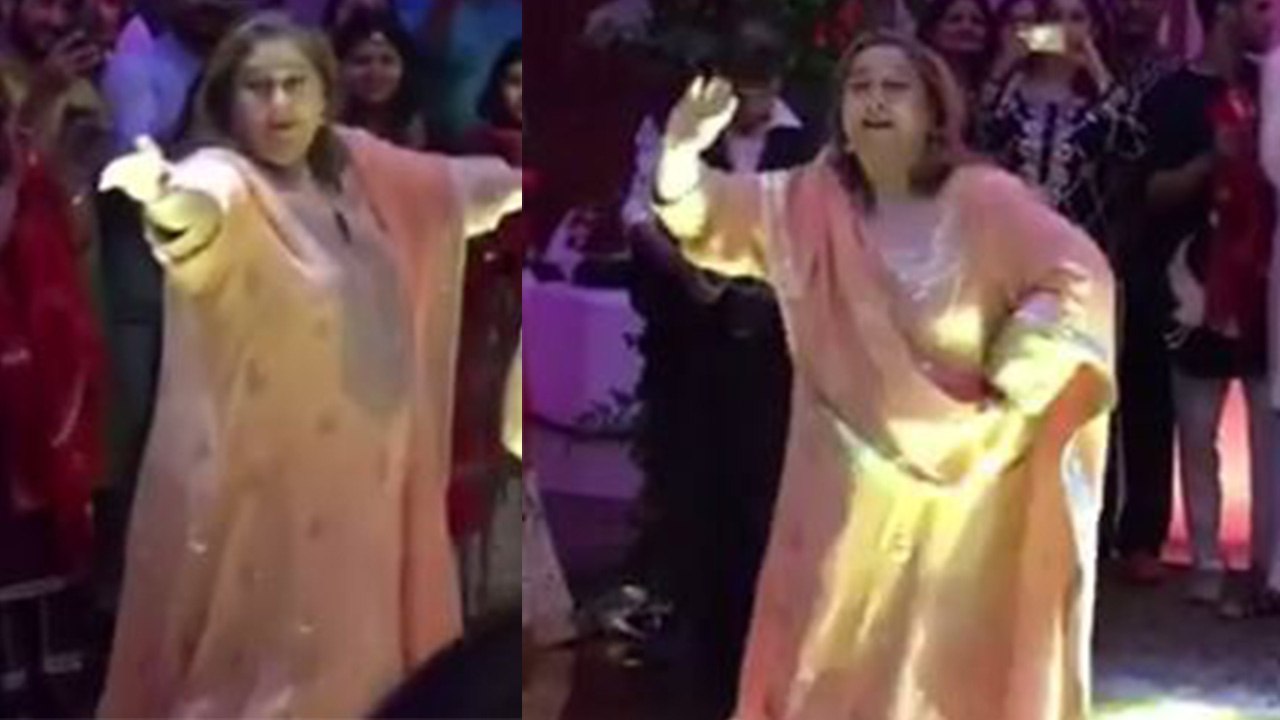 Kareena Kapoor Khan की बुआ ने Kajrare song पर ऐसे लगाये ठुमके | Boldsky