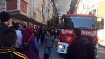 Alevler evine sıçramasın diye yangına hortumla müdahale etti