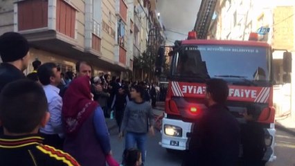 Alevler evine sıçramasın diye yangına hortumla müdahale etti