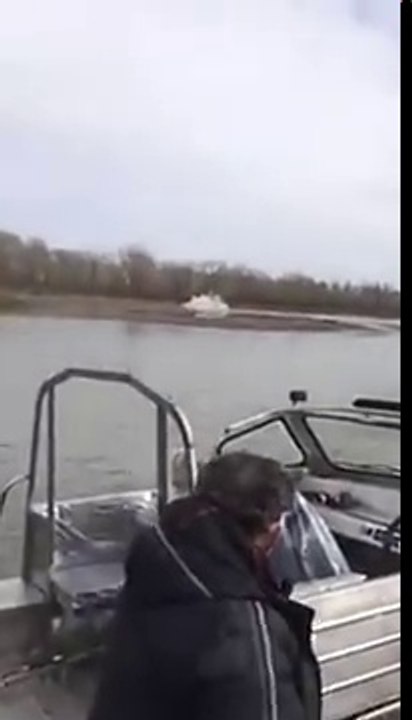 Cet avion s'écrase devant des pêcheurs incrédules !