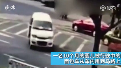 Chute d'un bébé de 10 mois d'un Van roulant en chine : le conducteur ne s'en aperçoit pas !