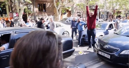 Sarkisyan İstifa Etti, Sokağa Dökülen Halk Dans Ederek Kutladı
