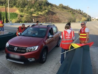 La CGT organise une opération péage gratuit à la barrière du Capitou