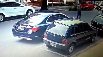 Tenton ti grabisë makinën në kercenimin e armës,shoferi hap derën dhe e qellon i pari