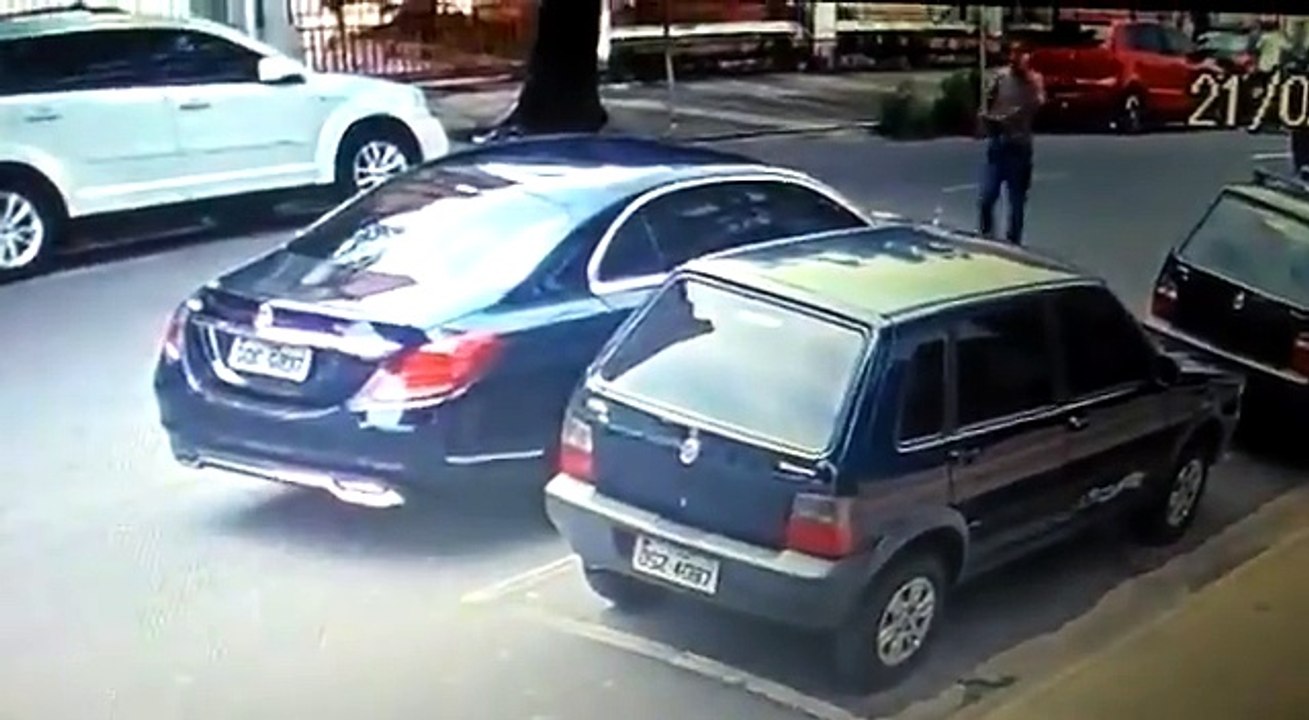 Tenton ti grabisë makinën në kercenimin e armës,shoferi hap derën dhe e qellon i pari