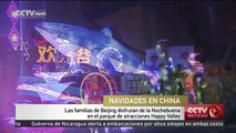 Las familias de Beijing disfrutan de la Nochebuena en el parque de atracciones Happy Valley