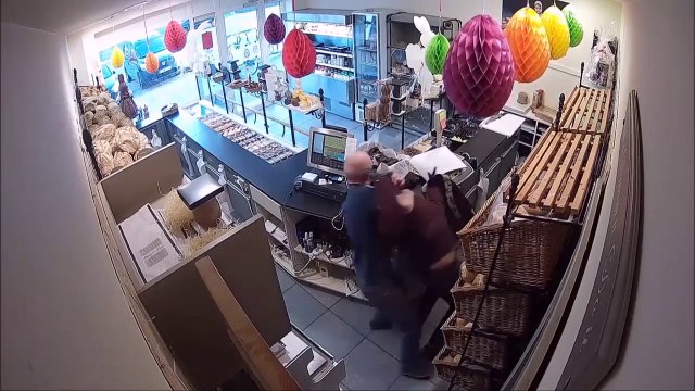 Ces braqueurs vont tomber sur un boulanger pas commode... Bien joué