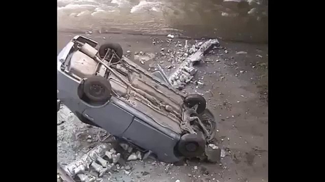 Un cycliste trop curieux chute d'un pont en voulant regarder une voiture qui vient de s'ecraser en contre-bas