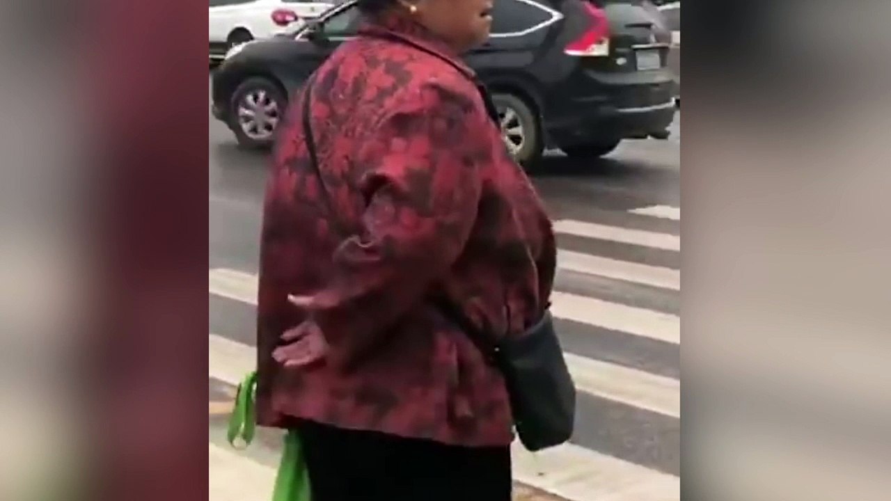 ¡Agua al peatón chino para que respete el semáforo!