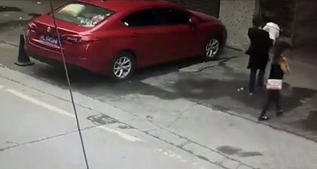 Çin'de Sokakta Yürüyen Kadının Kafasına Köpek Düştü