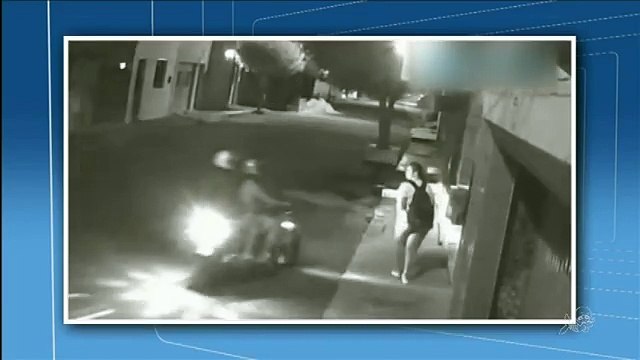 Mulher reage a assalto e disputa a própria bolsa com dois bandidos