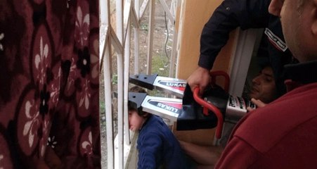Kafası Parmaklıklara Sıkışan Talihsiz Çocuğu İtfaiye Kurtardı