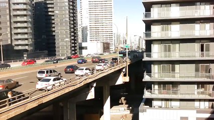 Elle provoque un collision et tente de sauter du pont pour mettre fin à ses jours