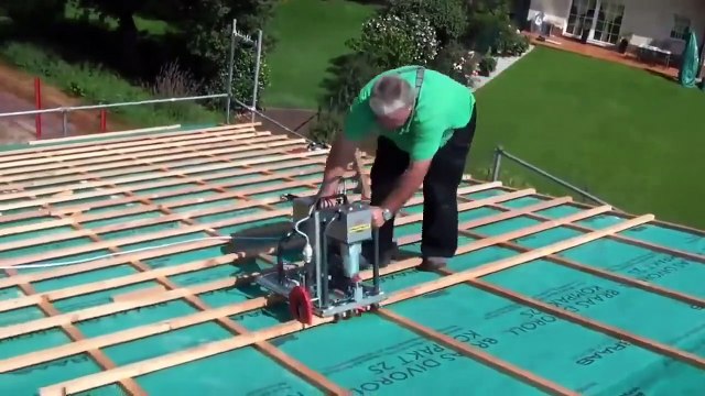 Cet outils est incroyable : grosse agrafeuse pour fixer la toiture