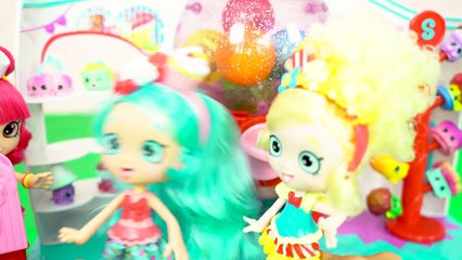 ENFERMÉE dans une MACHINE à BONBONS GÉANTE -  Démo Jouets