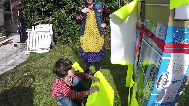 ÉNORME COLIS SURPRISE XXL - FANTIN CHOQUÉ S'ÉVANOUIT Ouverture du colis et RÉACTIONS des enfants !