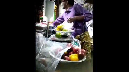 Fruit Vendor Caught Cheating Customer in India