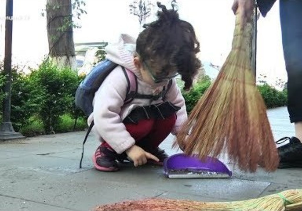 After Celebrating Resignation of Prime Minister, Armenian Demonstrators Return to Clean Up City Square