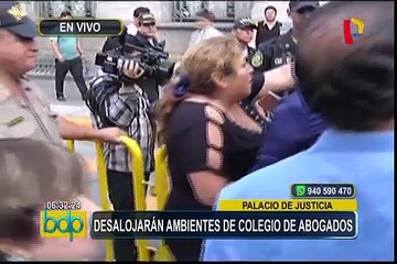 Abogados se enfrentan a policía para evitar desalojo en Palacio de Justicia